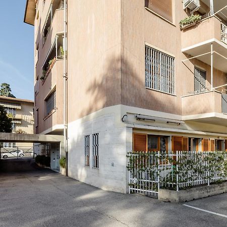Open The Classic Wooden Shutters At A Cozy City Nest Florence Buitenkant foto