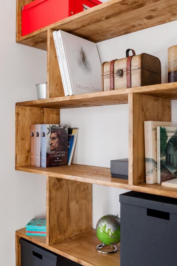 Open The Classic Wooden Shutters At A Cozy City Nest Florence Buitenkant foto