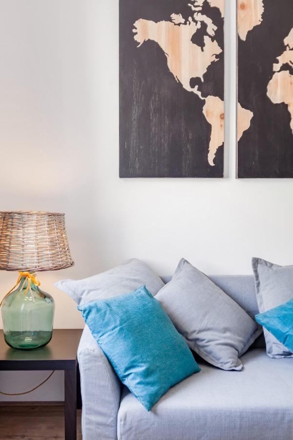 Open The Classic Wooden Shutters At A Cozy City Nest Florence Buitenkant foto