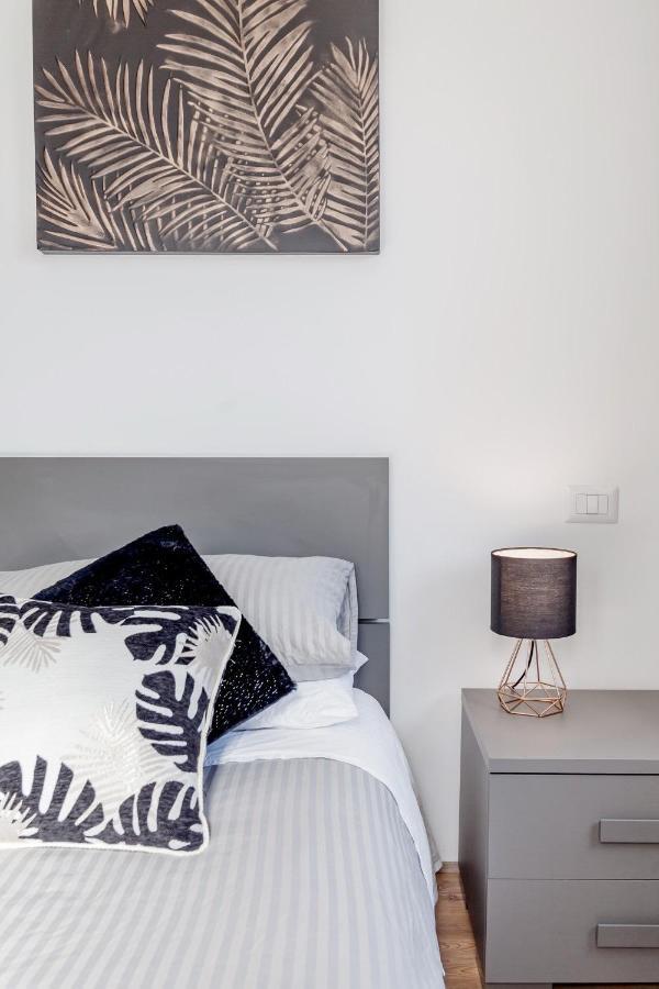 Open The Classic Wooden Shutters At A Cozy City Nest Florence Buitenkant foto