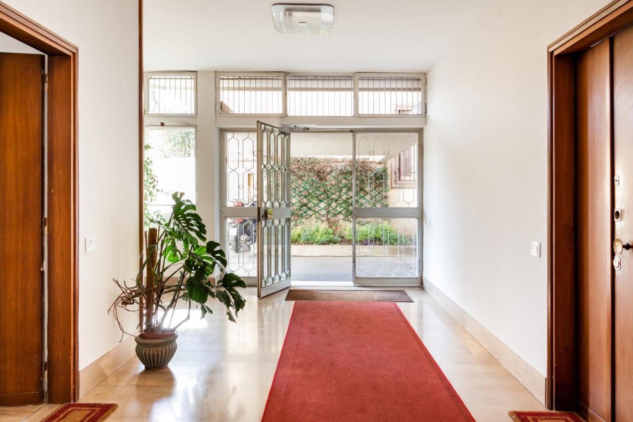 Open The Classic Wooden Shutters At A Cozy City Nest Florence Buitenkant foto