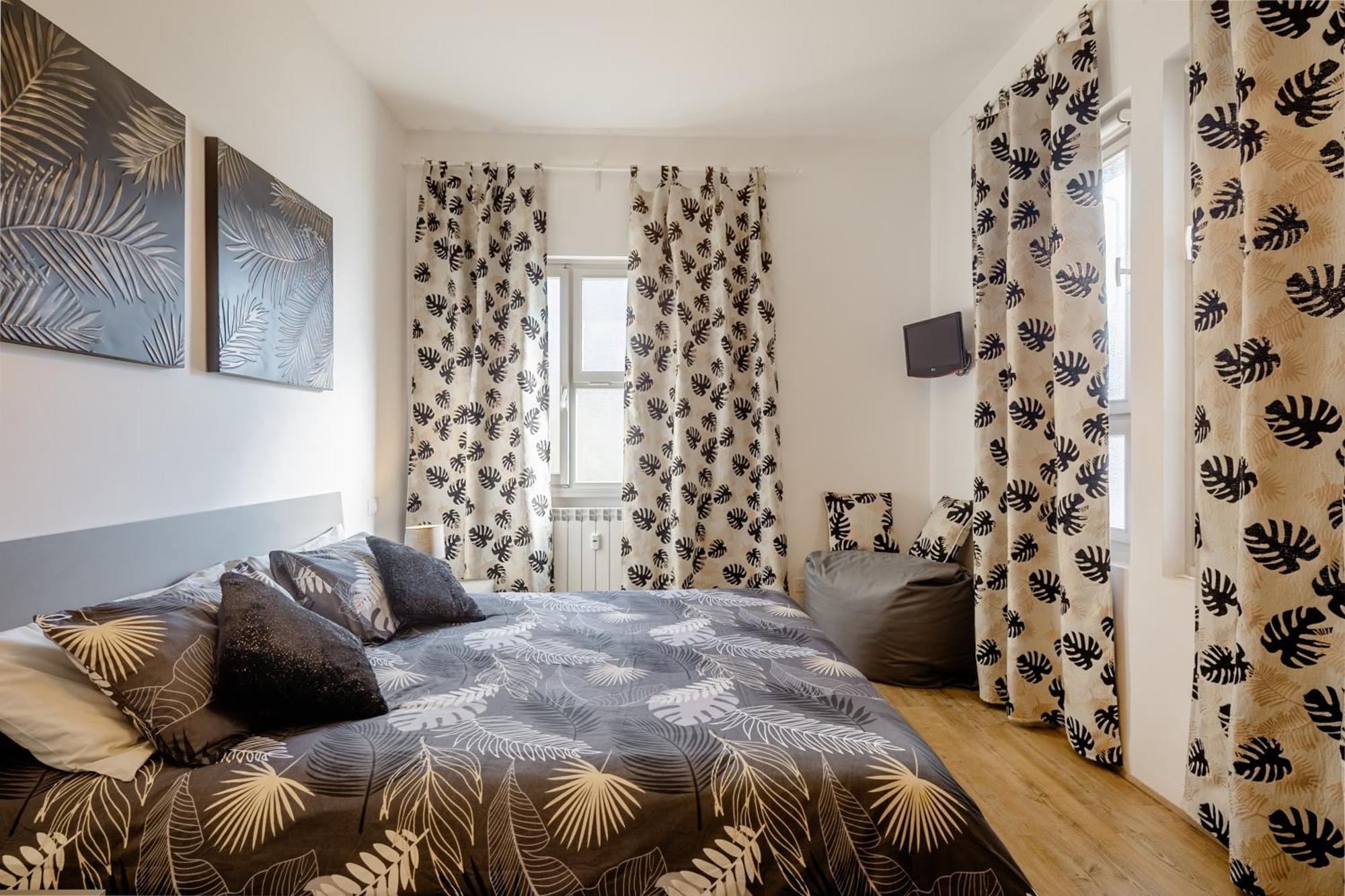 Open The Classic Wooden Shutters At A Cozy City Nest Florence Buitenkant foto