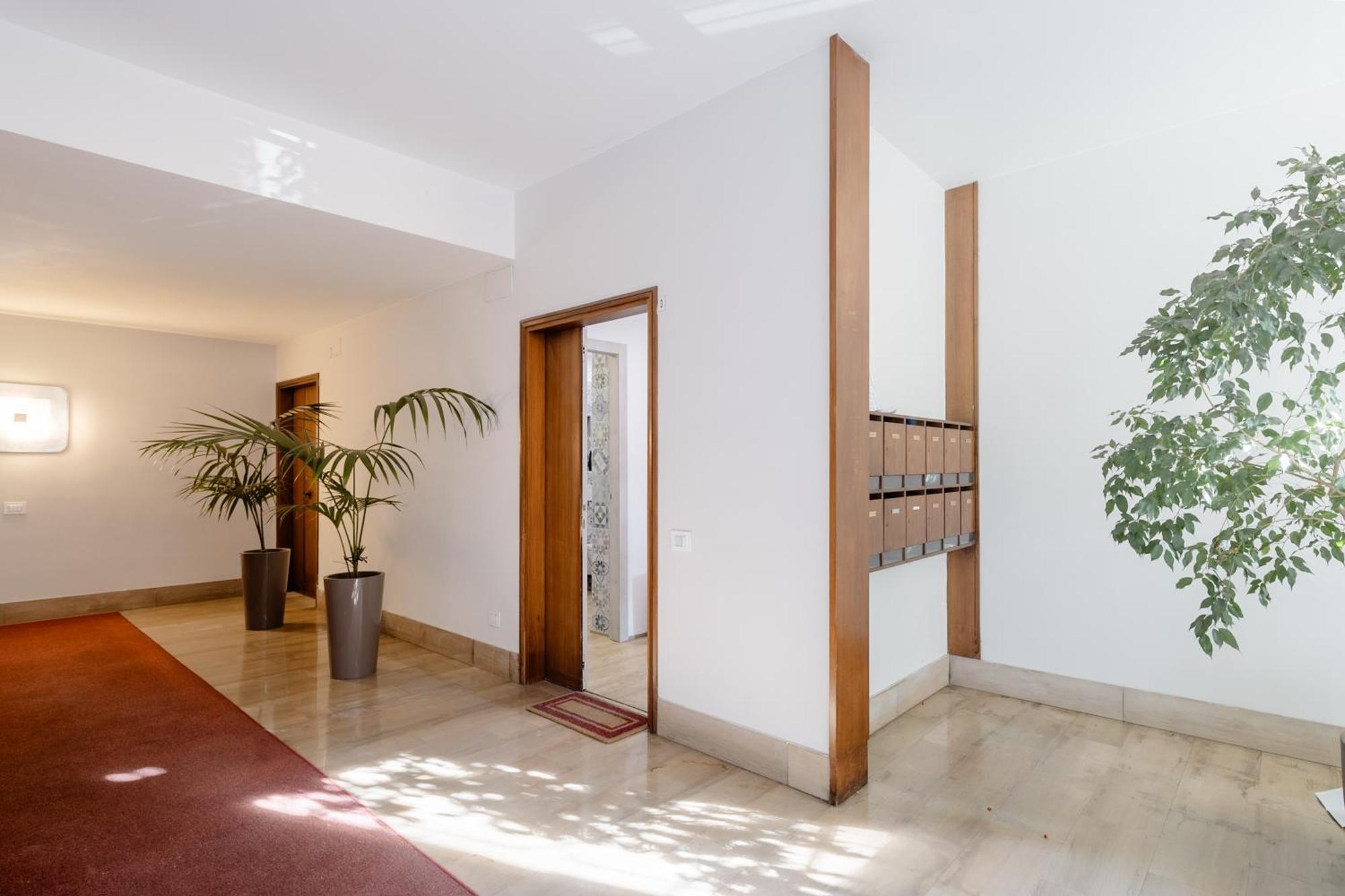 Open The Classic Wooden Shutters At A Cozy City Nest Florence Buitenkant foto