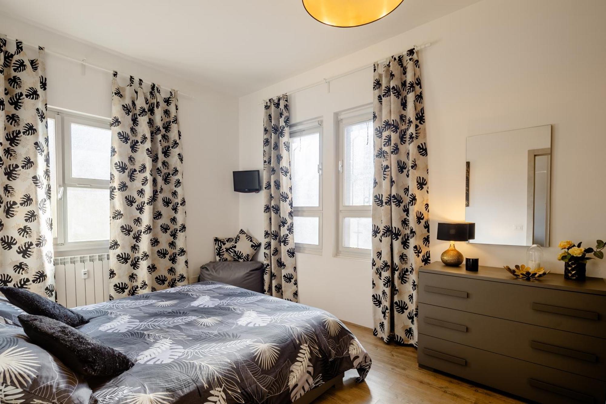 Open The Classic Wooden Shutters At A Cozy City Nest Florence Buitenkant foto