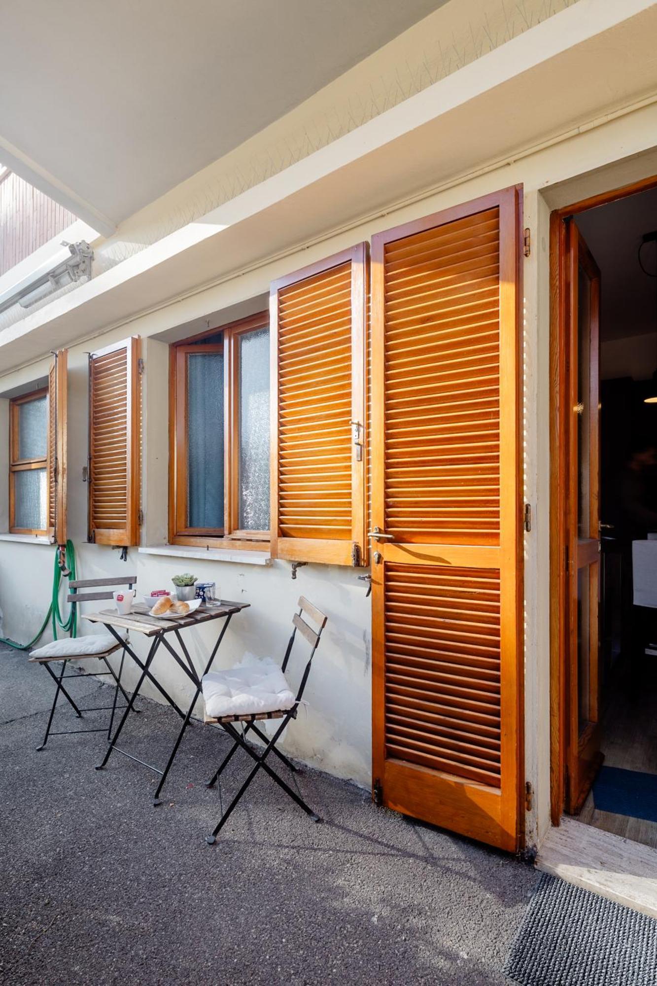 Open The Classic Wooden Shutters At A Cozy City Nest Florence Buitenkant foto