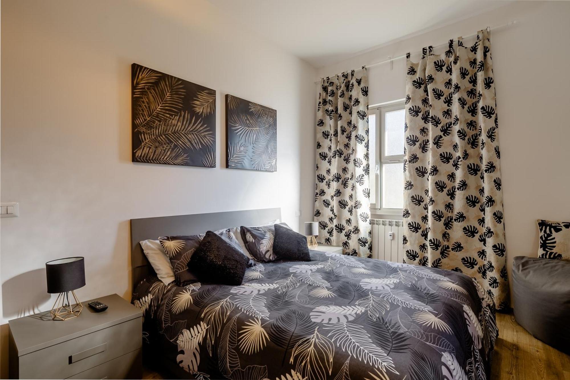 Open The Classic Wooden Shutters At A Cozy City Nest Florence Buitenkant foto