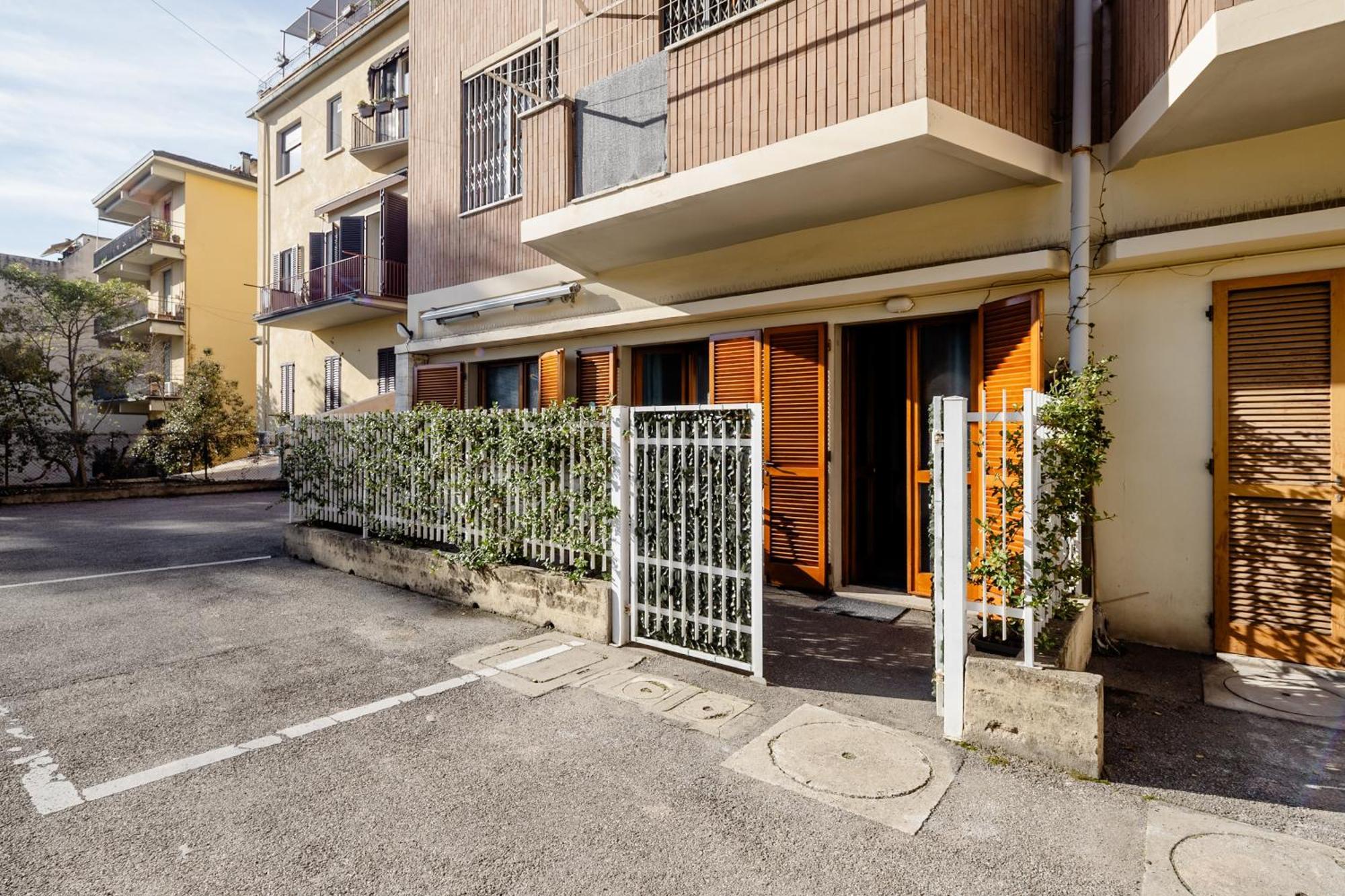 Open The Classic Wooden Shutters At A Cozy City Nest Florence Buitenkant foto