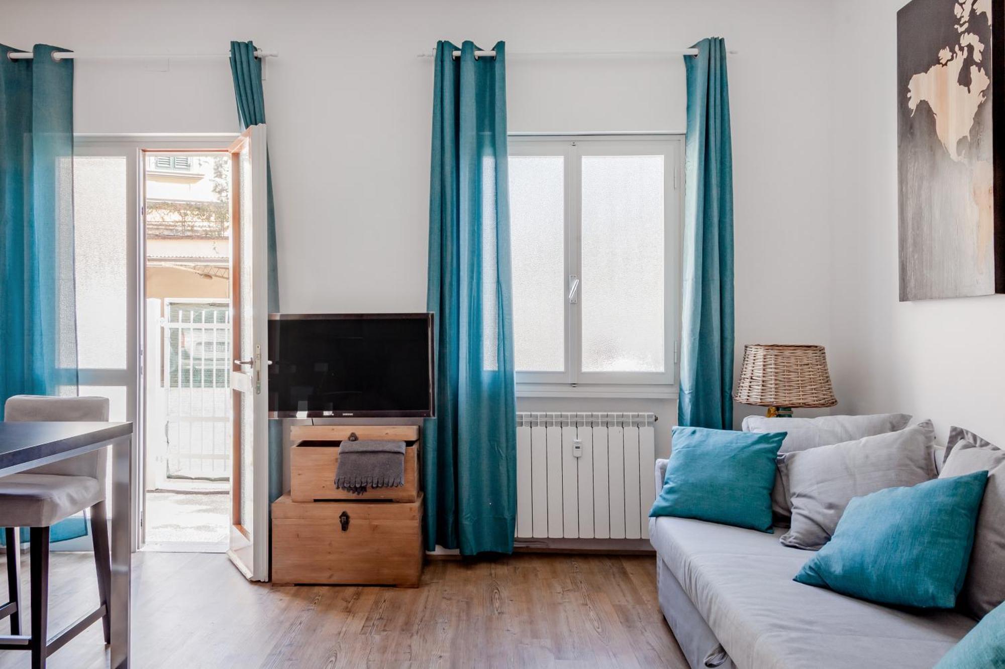 Open The Classic Wooden Shutters At A Cozy City Nest Florence Buitenkant foto