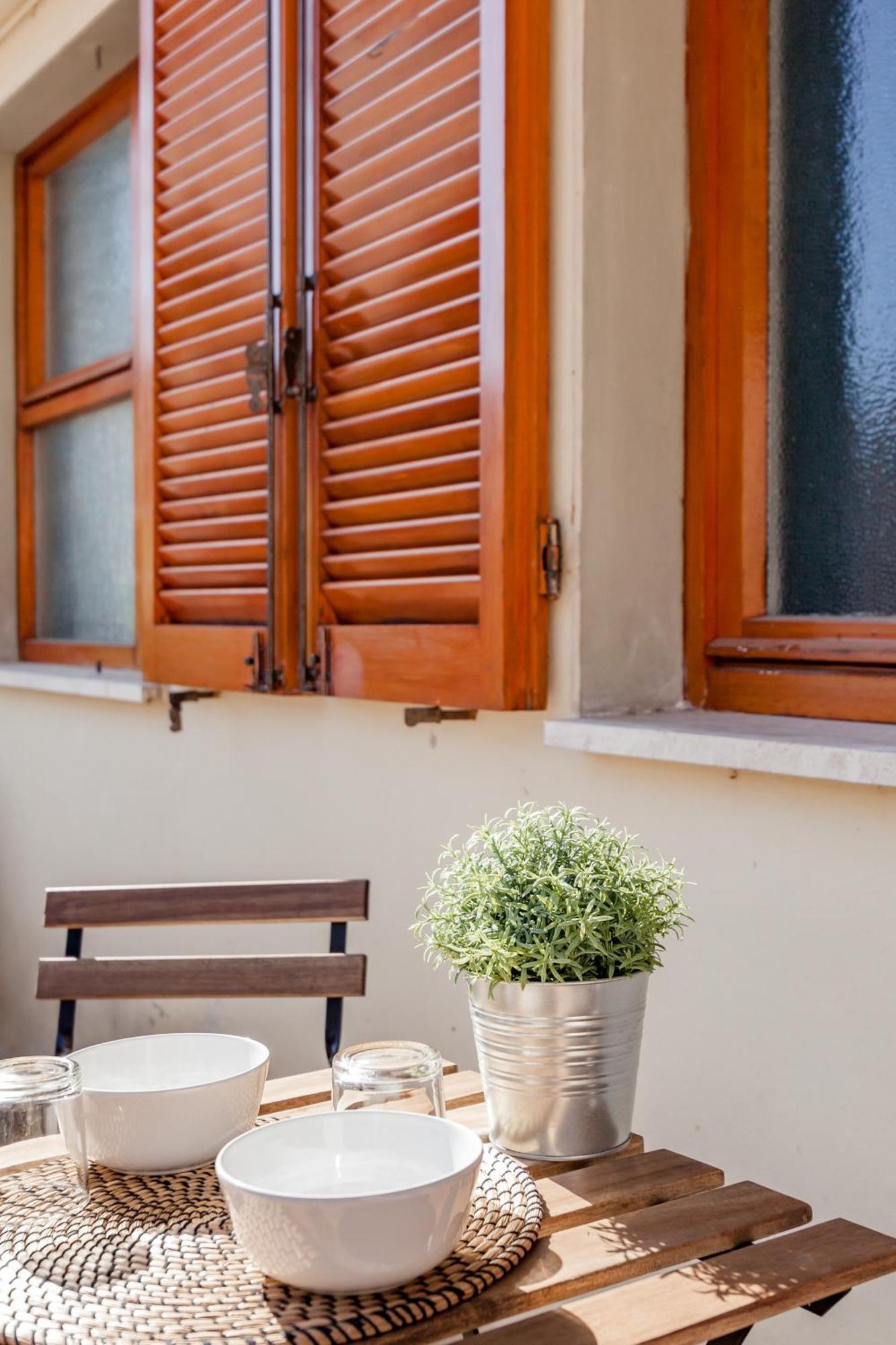 Open The Classic Wooden Shutters At A Cozy City Nest Florence Buitenkant foto