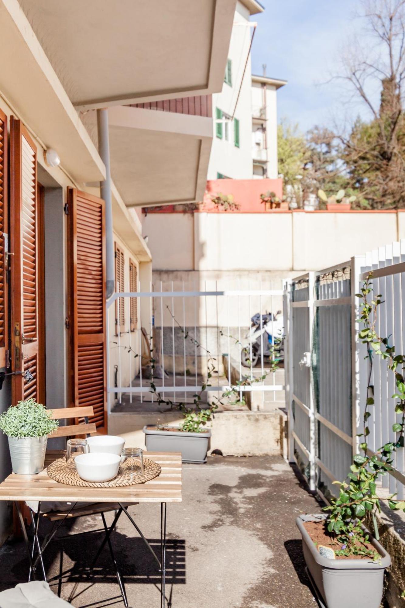 Open The Classic Wooden Shutters At A Cozy City Nest Florence Buitenkant foto