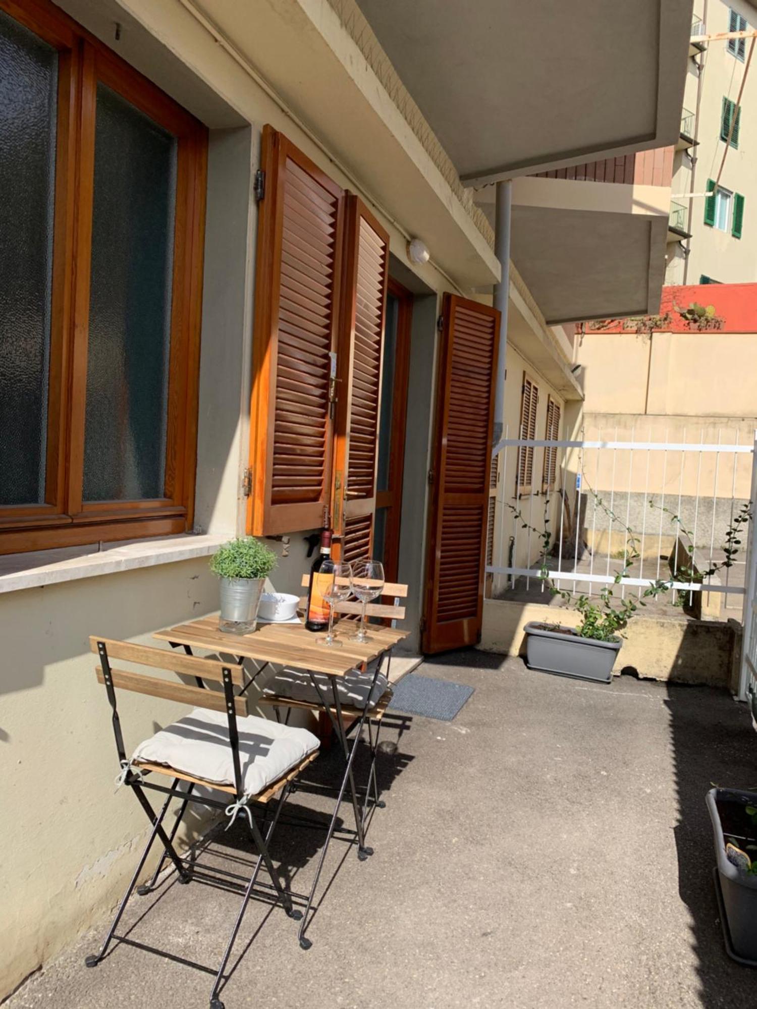 Open The Classic Wooden Shutters At A Cozy City Nest Florence Buitenkant foto