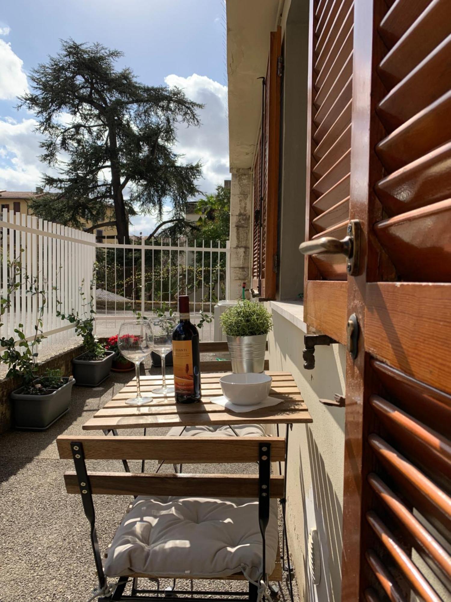 Open The Classic Wooden Shutters At A Cozy City Nest Florence Buitenkant foto