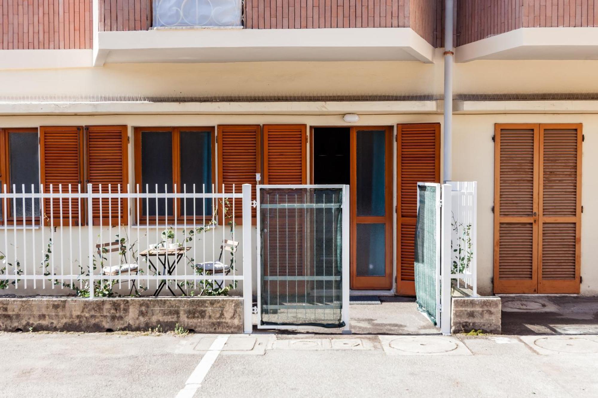 Open The Classic Wooden Shutters At A Cozy City Nest Florence Buitenkant foto