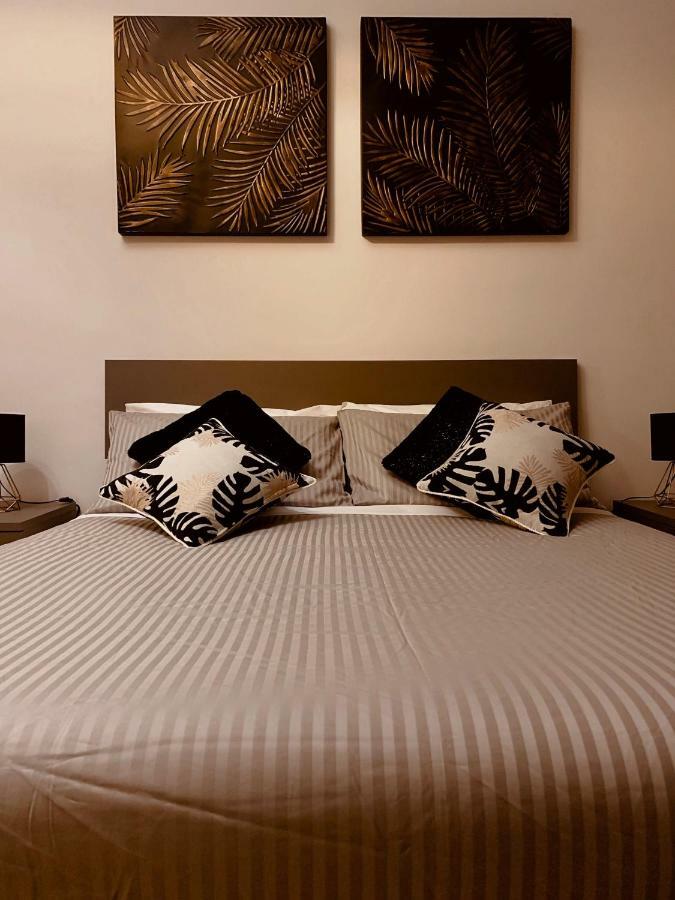 Open The Classic Wooden Shutters At A Cozy City Nest Florence Buitenkant foto