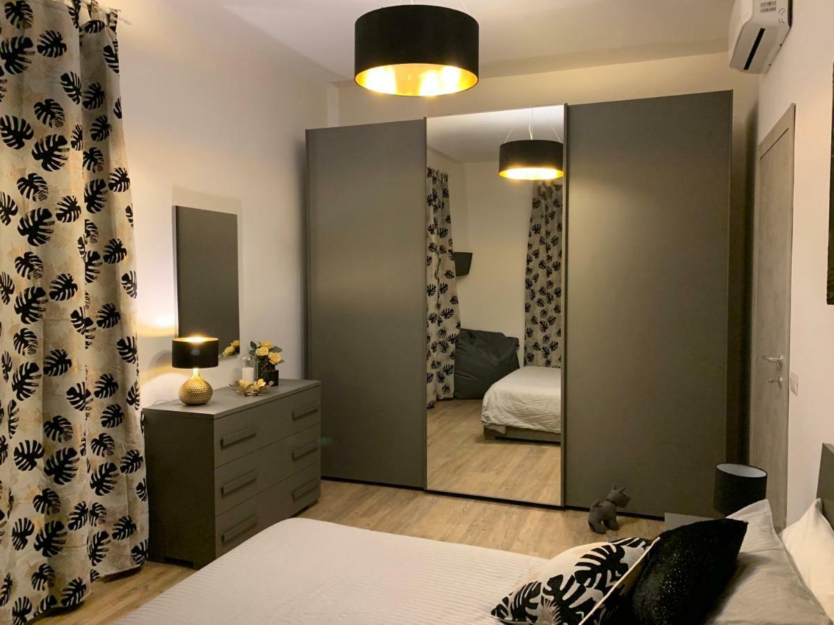 Open The Classic Wooden Shutters At A Cozy City Nest Florence Buitenkant foto