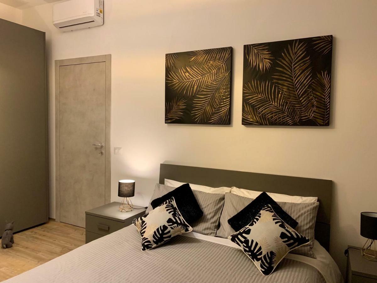 Open The Classic Wooden Shutters At A Cozy City Nest Florence Buitenkant foto