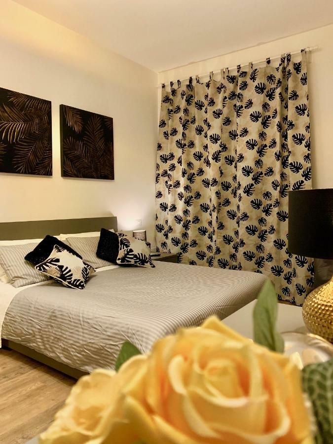 Open The Classic Wooden Shutters At A Cozy City Nest Florence Buitenkant foto