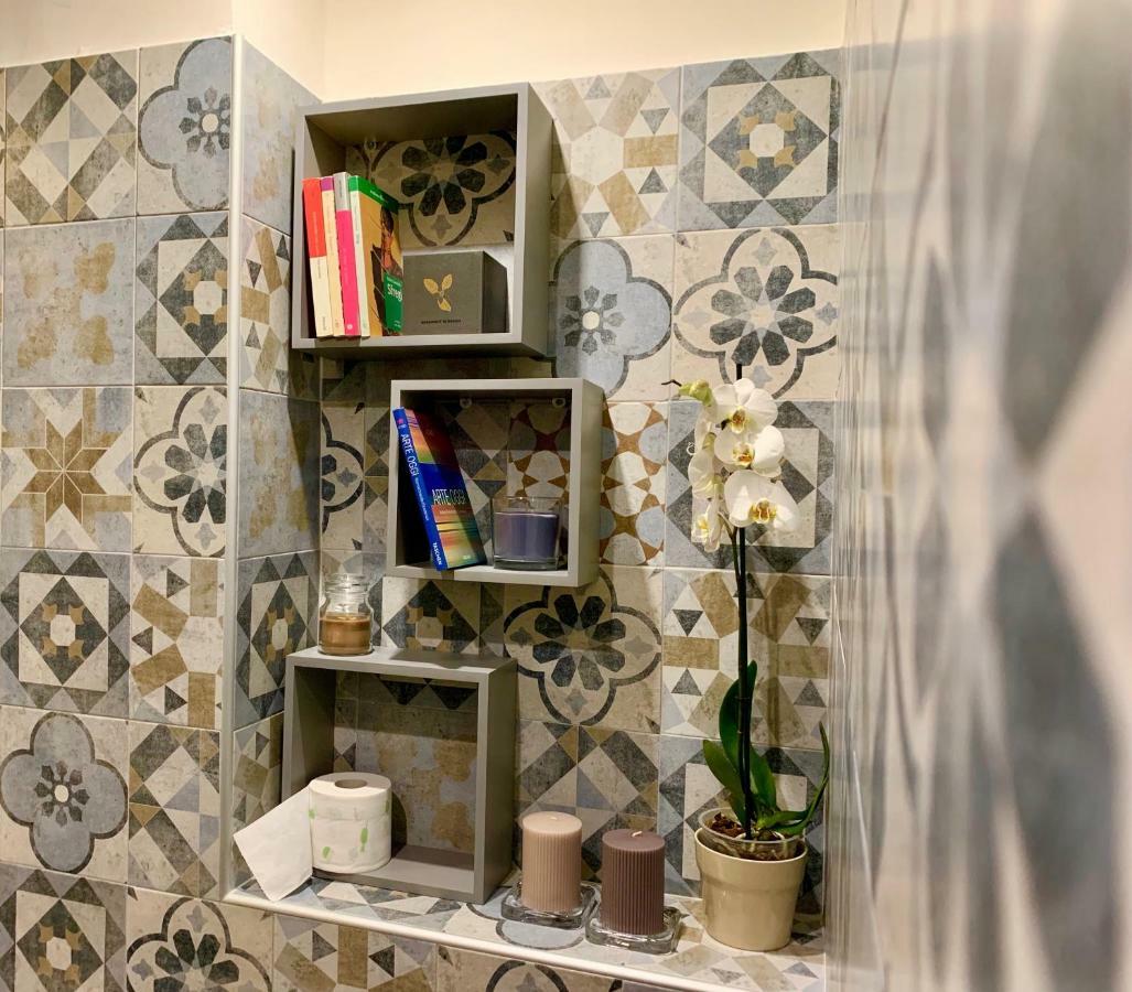 Open The Classic Wooden Shutters At A Cozy City Nest Florence Buitenkant foto