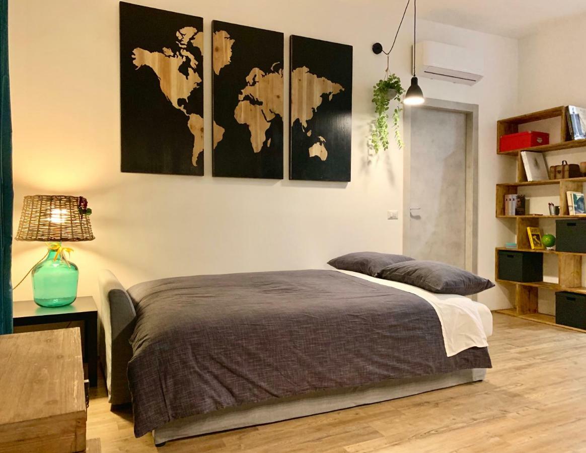 Open The Classic Wooden Shutters At A Cozy City Nest Florence Buitenkant foto