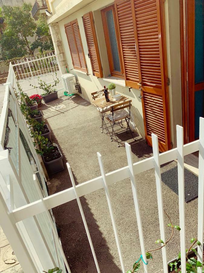 Open The Classic Wooden Shutters At A Cozy City Nest Florence Buitenkant foto