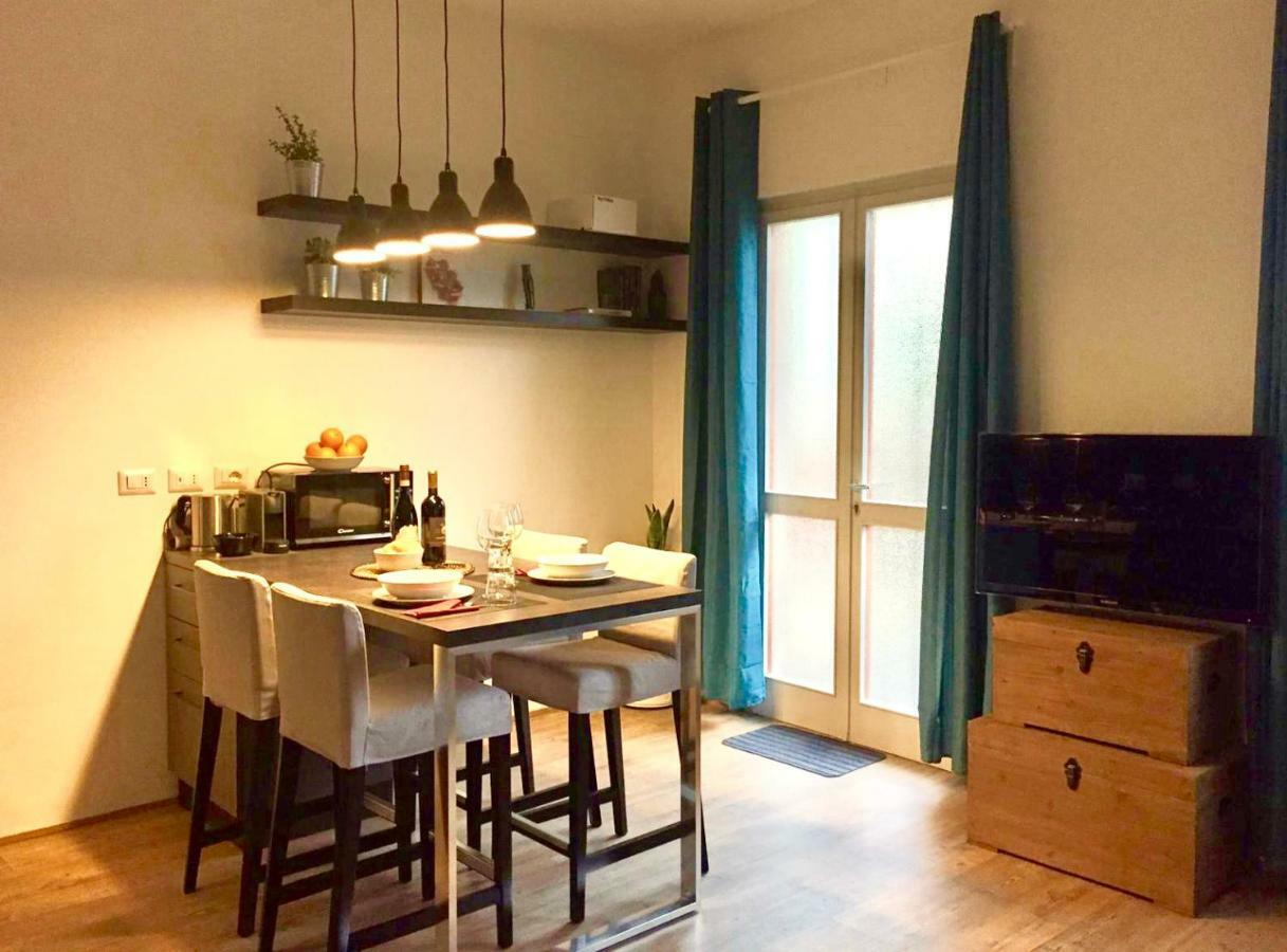 Open The Classic Wooden Shutters At A Cozy City Nest Florence Buitenkant foto