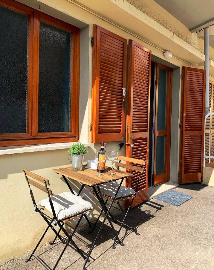 Open The Classic Wooden Shutters At A Cozy City Nest Florence Buitenkant foto
